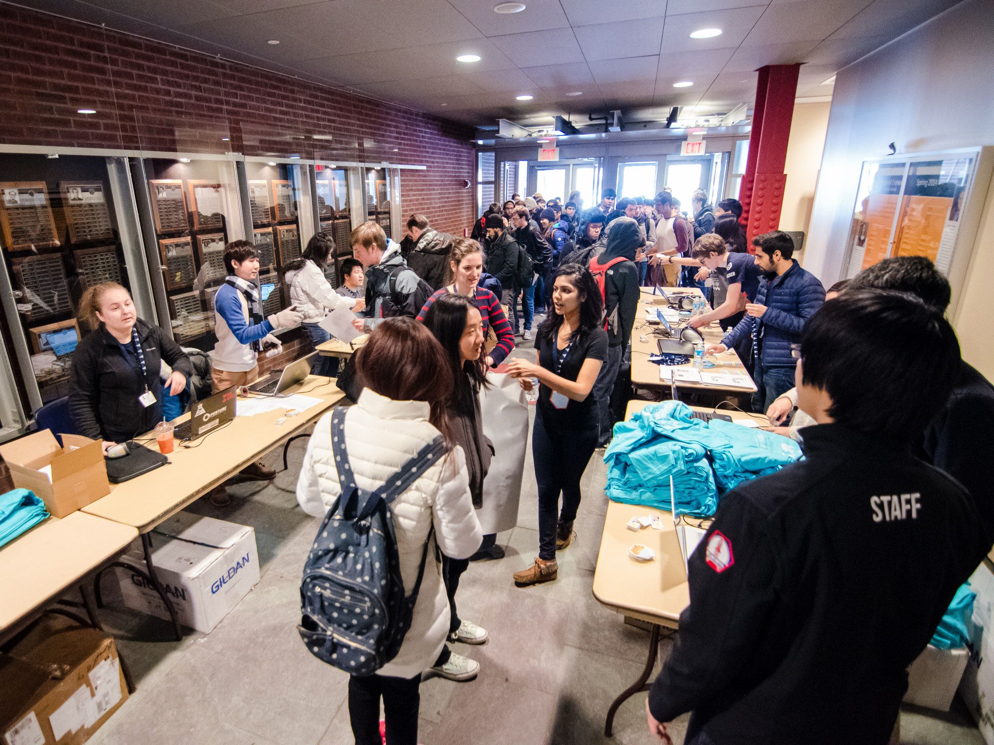 Over 900 students pour into the Siebel Center from across the country to check in for HackIllinois 2015. Photo by Priten Vora.